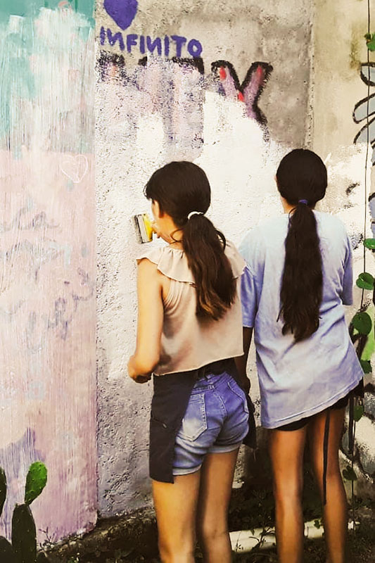 Freiwillige helfen Wand streichen in Childcare Projekt in Mexiko