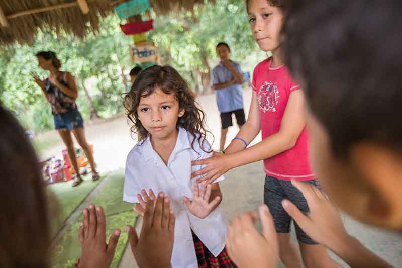 Kinder spielen im Freien im Childcare Projekt in Mexiko