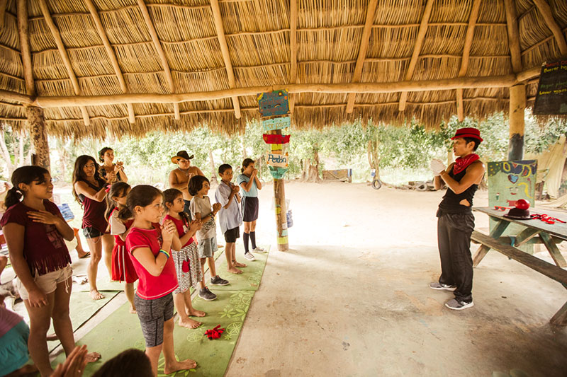 Kinder spielen und tanzen im Childcare Projekt in Mexiko