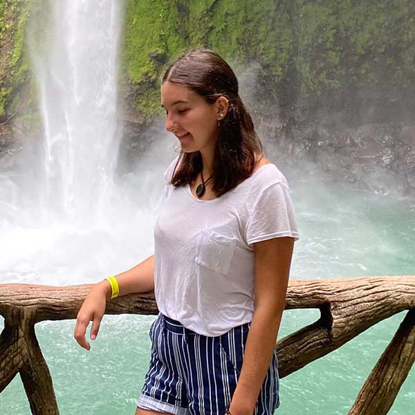 Unsere Teilnehmerin Christina vor dem Wasserfall