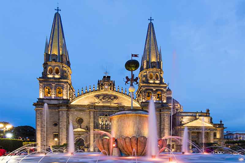 Beleuchtetes Gebäude und Brunnen in Guadalajara, Mexico