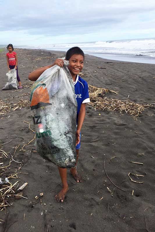 Einheimische Kinder veranstalten Beach Clean Up in Guatemala