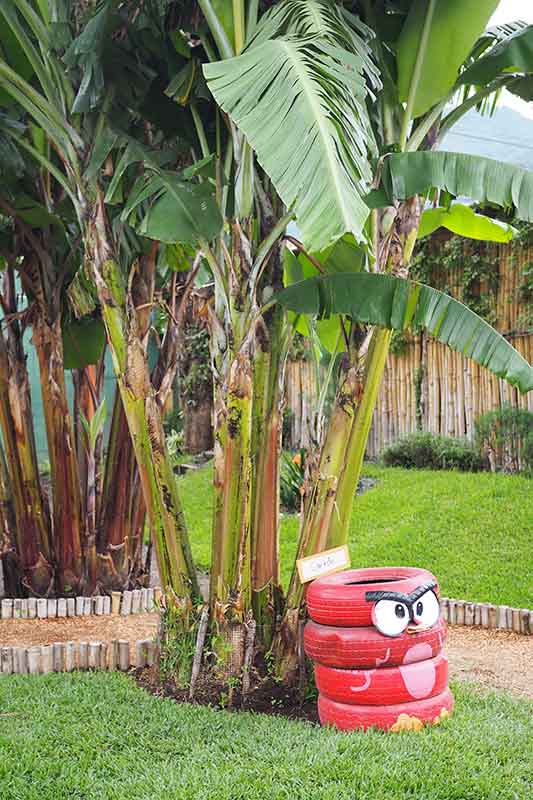 Grünanlage mit Bananenpflanzen und Angry Bird Figur