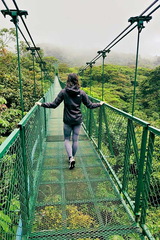 Lena auf einer Hängebrücke im Regenwald