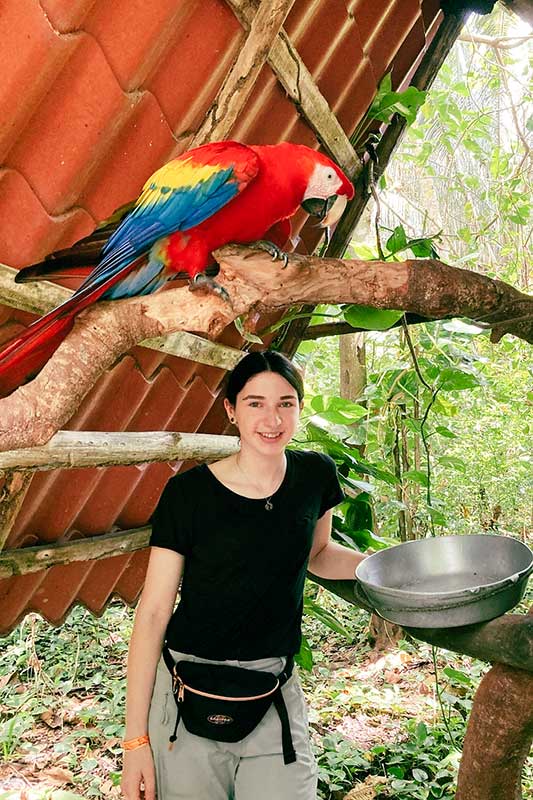 Lena mit einem roten Papagei