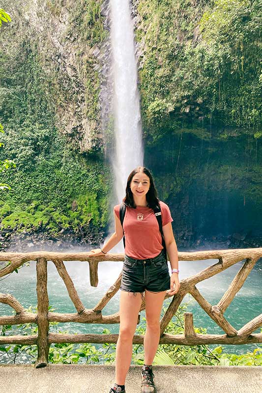 Lena vor einem Wasserfall