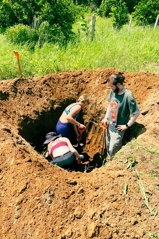 3 Freiwillige graben ein Loch