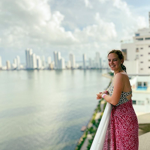 Unsere Teilnehmerin Emily vor der Skyline von Cartagena