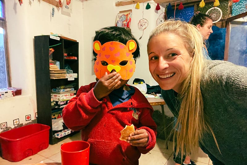 Teilnehmerin Jenny und ein Kind mit einer Löwenmaske
