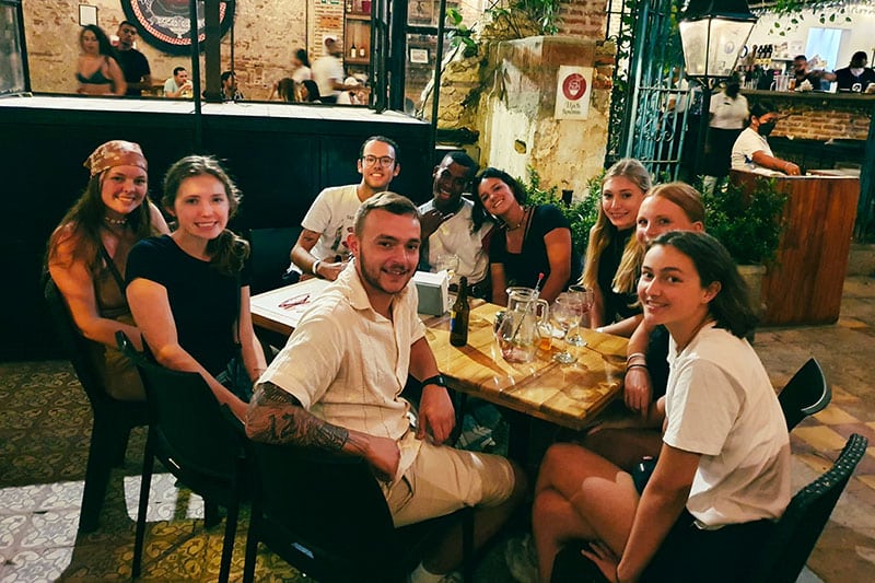Joschka mit Freunden im Restaurant
