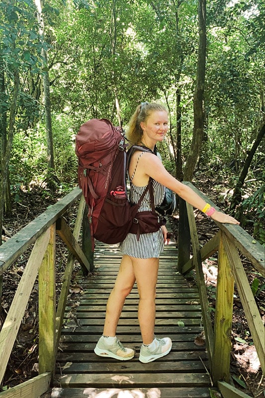 Kathrin mit einem Rucksack im Regenwald
