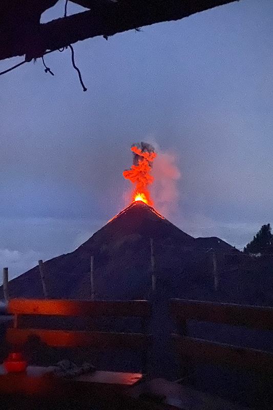 Vulkan Fuego bricht aus