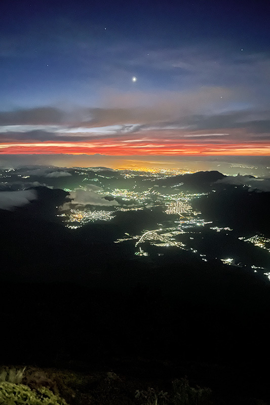 Blick auf Antigua bei Nacht