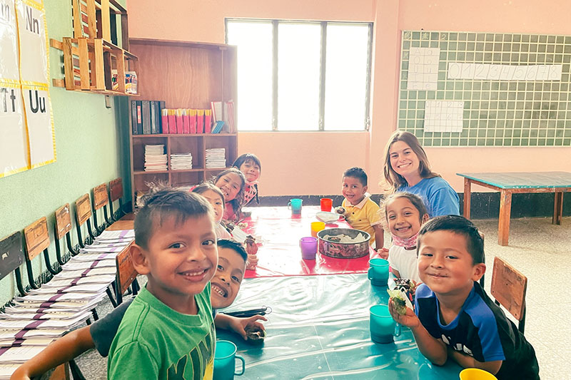 Laura mit den Kindern im Klassenzimmer