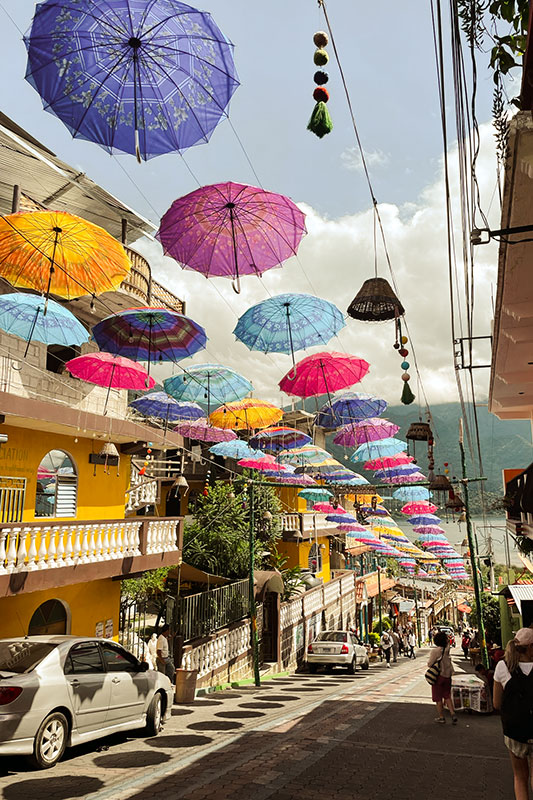 Straße mit bunten Schirmen in Guatemala