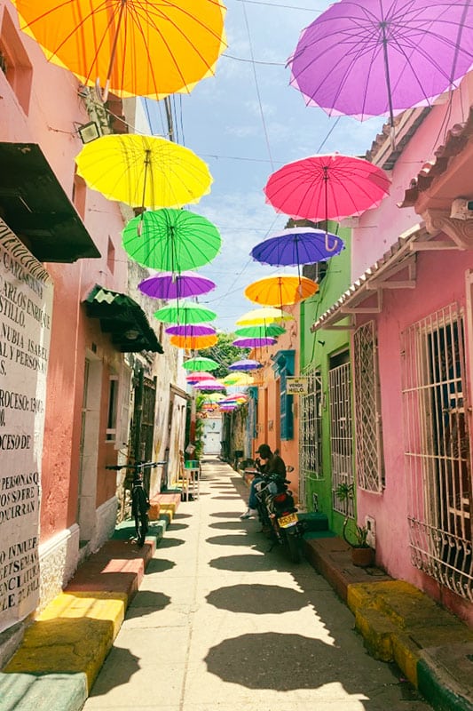 Straße mit bunten Schirmen in Cartagena