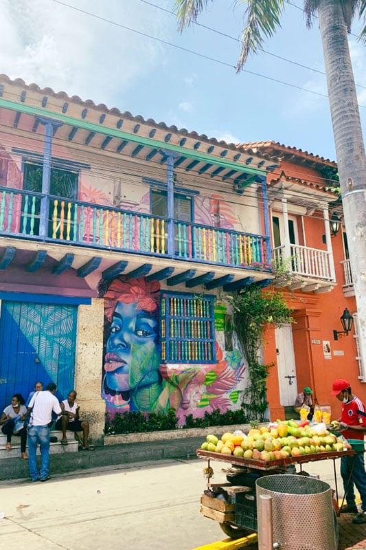 bunt bemaltes Haus in Cartagena