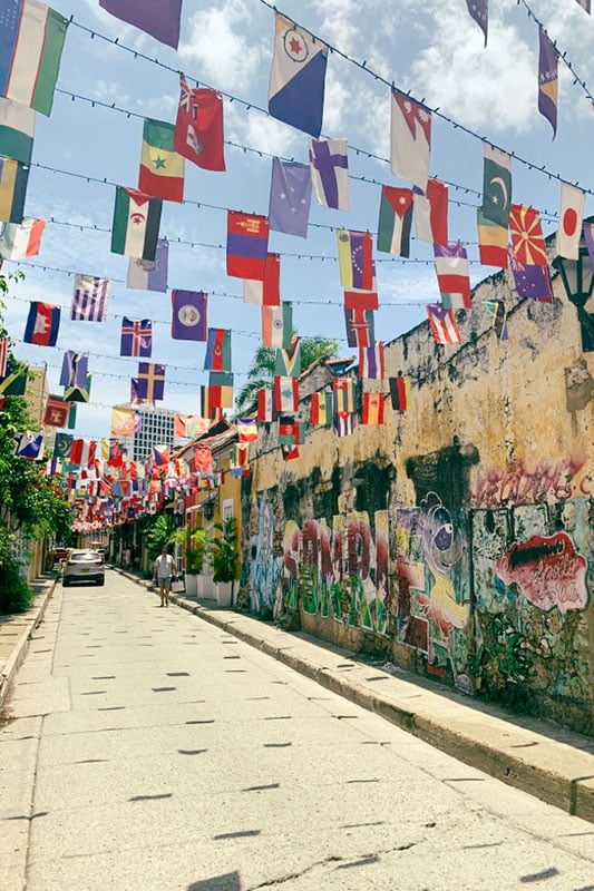 Straße in Cartagena mit Girlanden