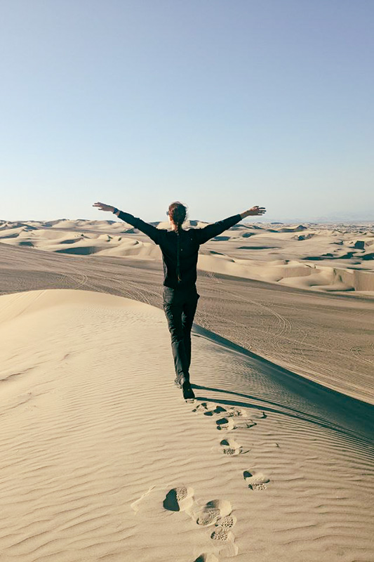 Lisa in der Wüste Perus