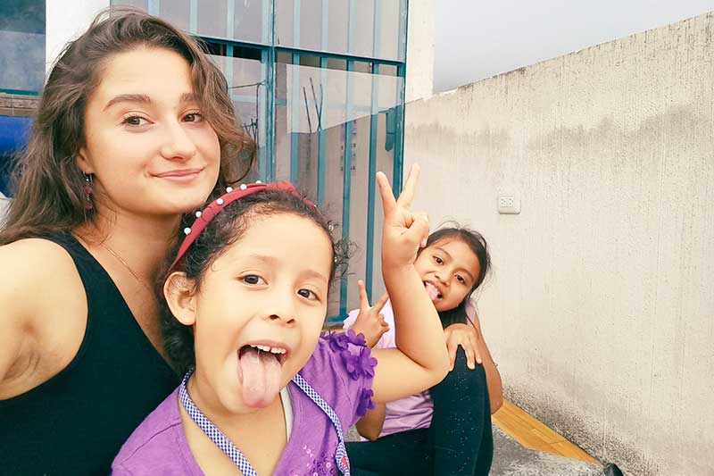 Susanne macht ein Selfie mit zwei Mädchen