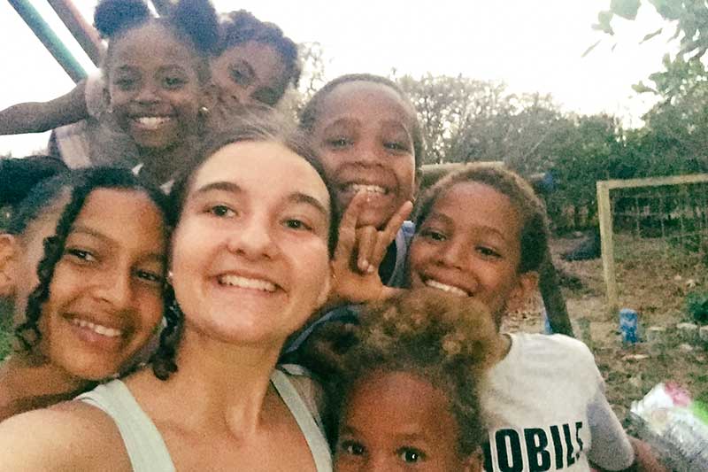 Christina macht ein Selfie mit den Kindern