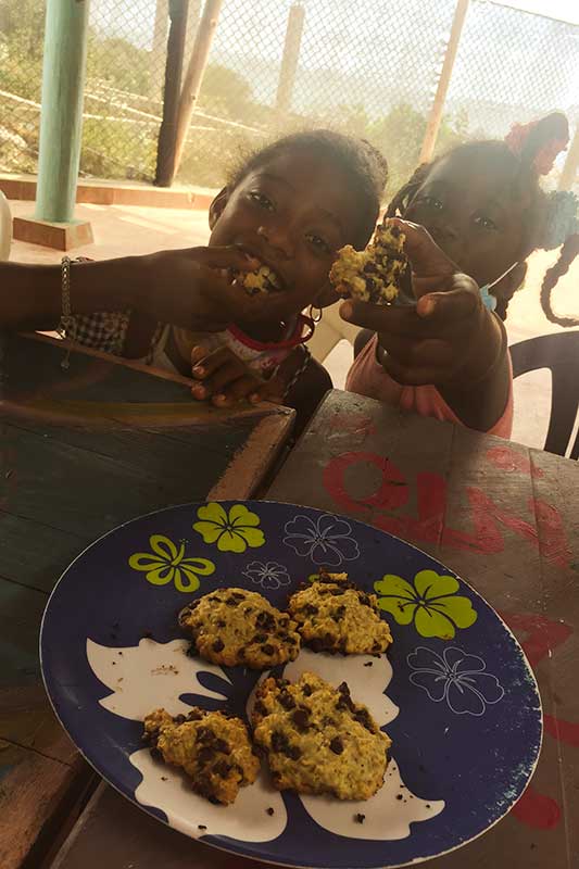 Zwei Kinder essen Cookies