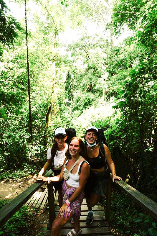 Emily mit Freunden im Regenwald