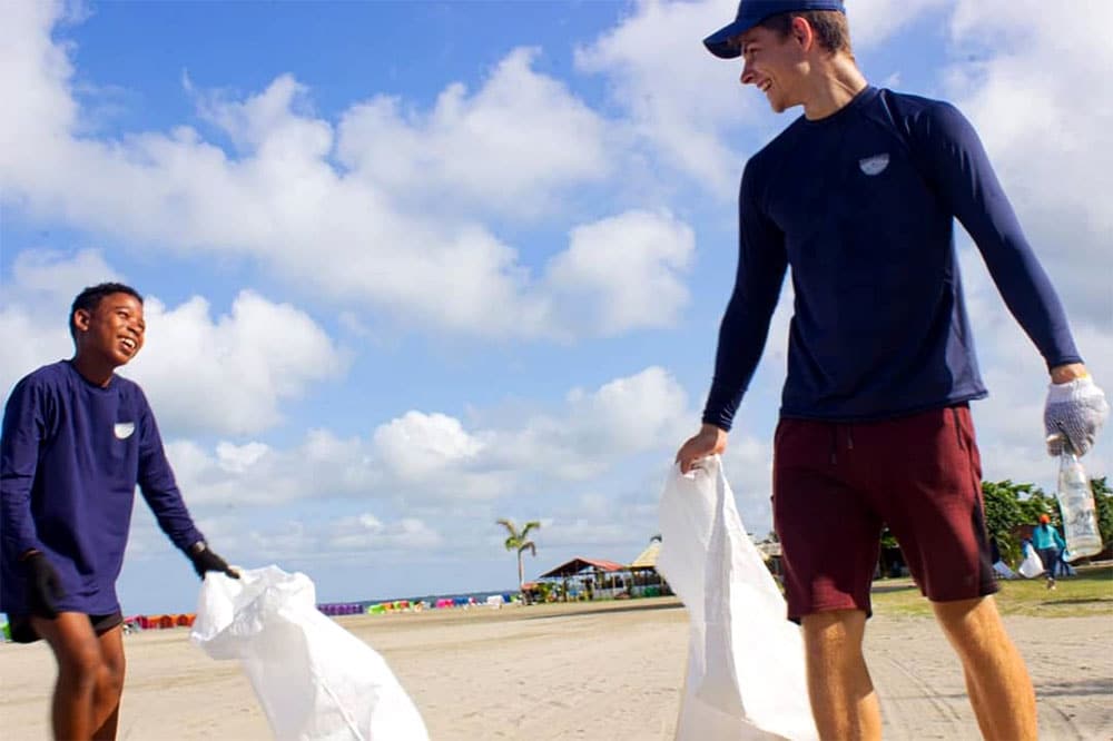Fabian mit Plastiksack am Strand