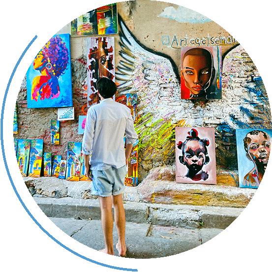Leander vor Kunstwerken in Cartagena