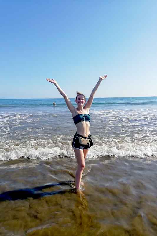 Lena im Bikini vor dem Meer