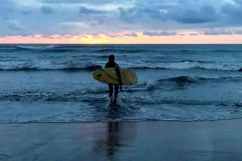 Carlota mit Surfbrett am Meer