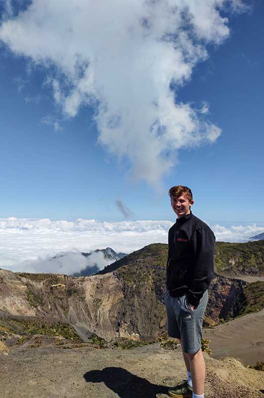 Erik vor dem Vulkan Irazú