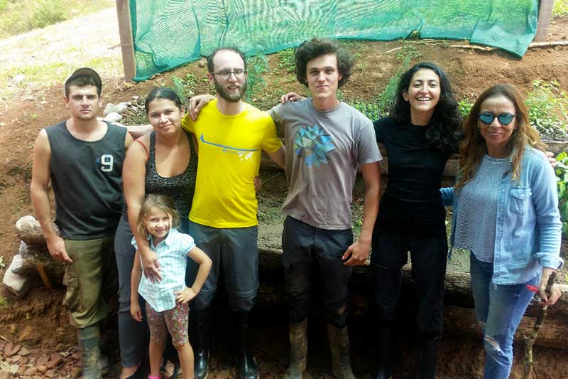 Freiwillige helfen mit Familien auf der Farm in Costa Rica