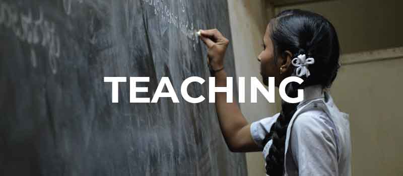Schriftzug: teaching Mädchen schreibt auf Tafel
