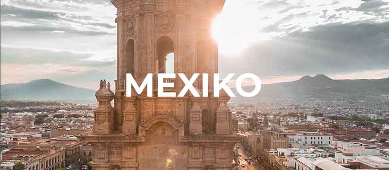 Stadt in Mexiko im Sonnenuntergang