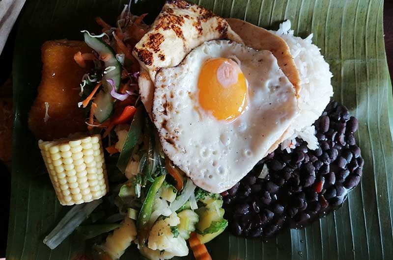 typisches Mittagessen in Costa Rica
