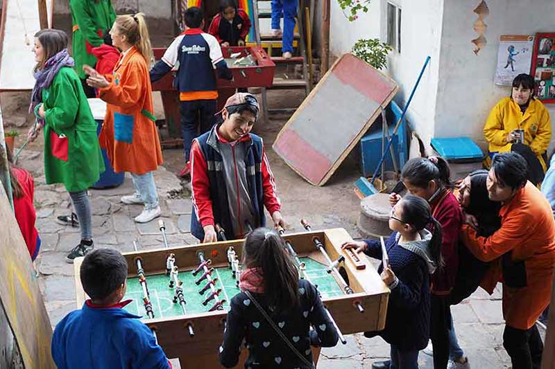 Freiwillige spielen mit peruanischen Kindern in Cusco