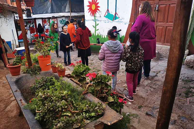 Freiwillige spielt mit peruanischen Kindern