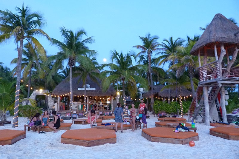 Beach Bar am Strand mit Palmen
