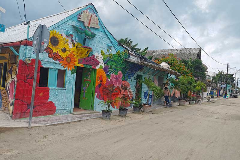 Streetart in einer Straße in Holbox Mexiko