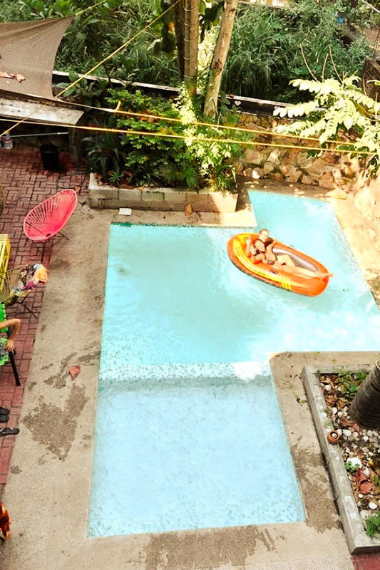Innenbereich mit Pool in Hostel in Mexiko