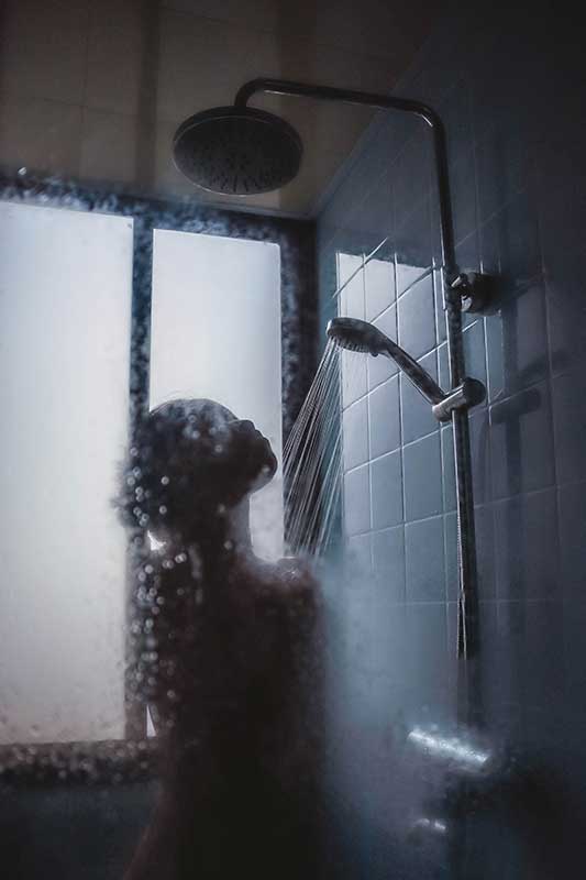 Person unter der Dusche
