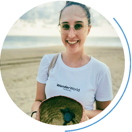 Unsere Mitarbeiterin Lisa mit einer Baby Schildkröte am Strand