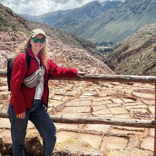 Johanna in Peru vor den Salztreppen