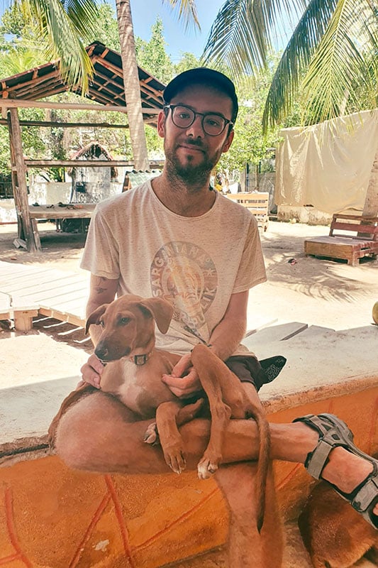 Joschka mit Hund auf dem Arm