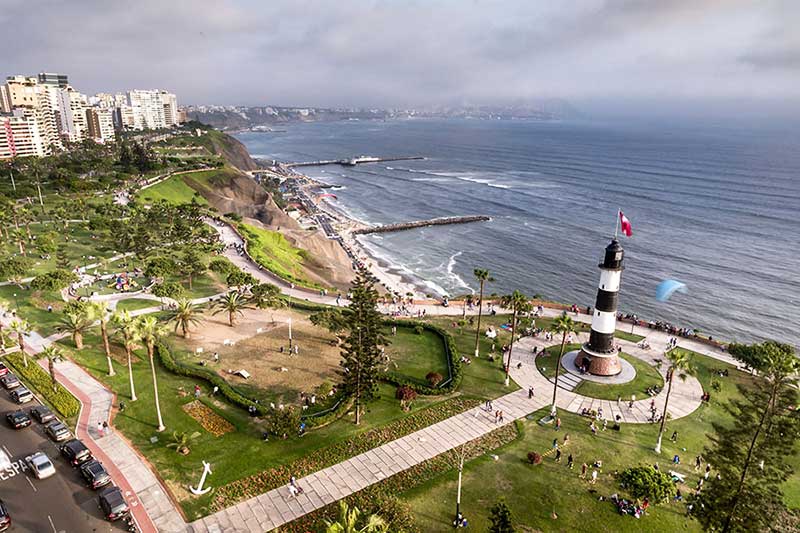 Ausblick auf Lima mit Leuchtturm