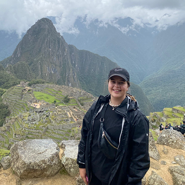 Madeleine vor dem Machu Picchu