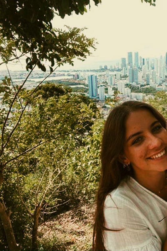 Naomi vor Skyline in Cartagena