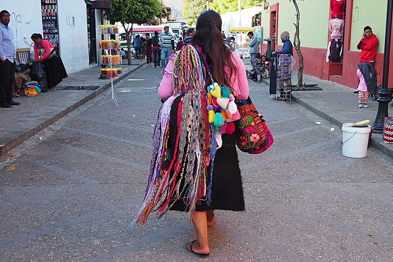 Mexikanerin trägt Handarbeit durch Oaxaca in Mexiko