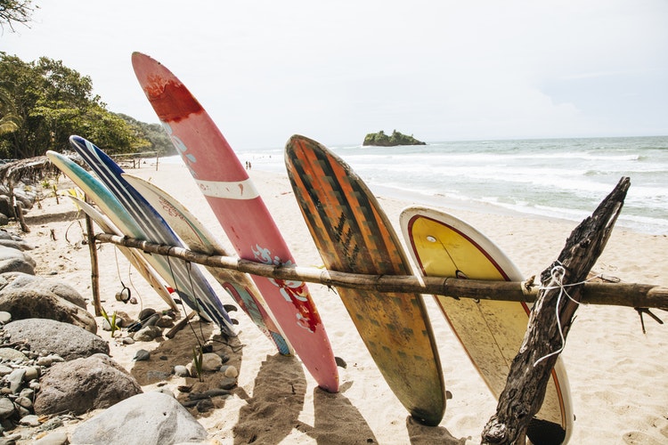 Surfbretter lehnen am Strand